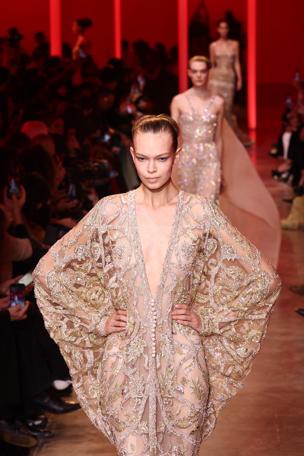 1月24日,模特在法国巴黎高级定制周上展示elie saab品牌的2024春夏