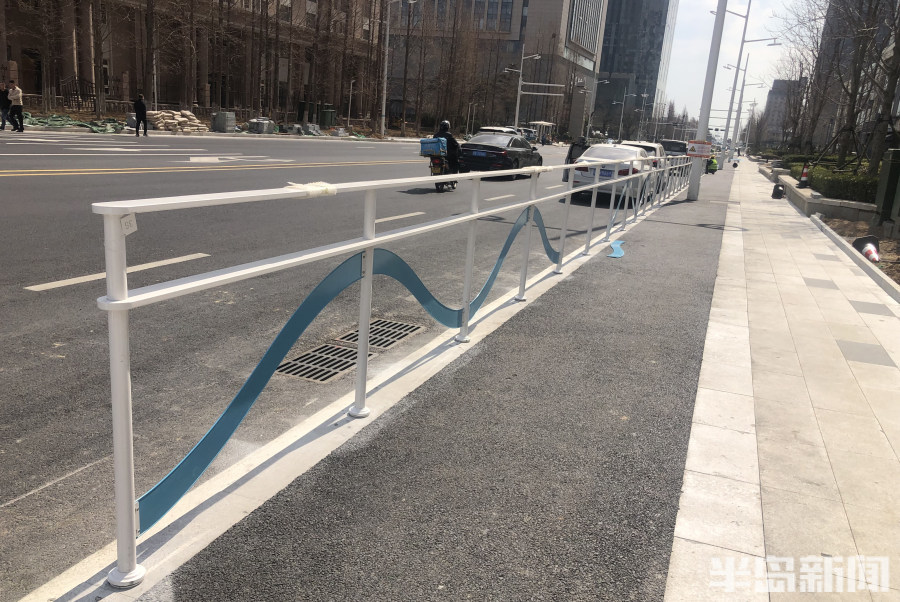 秦岭路增设波浪护栏