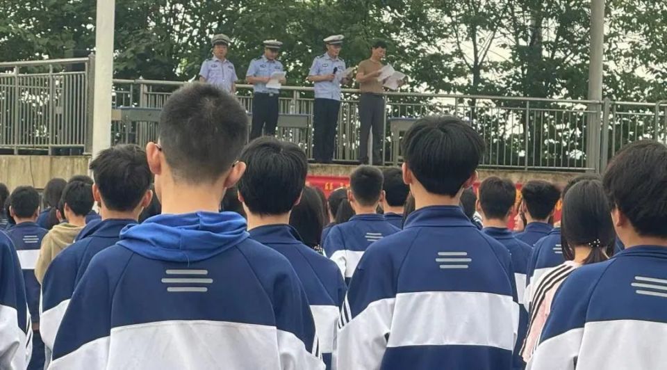 众安驾校代表,社区代表,平安志愿者代表,新平中学师生代表,县公安局巡