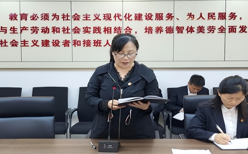 党员代表刘娅,邢艳丽和徐丹老师分别进行了发言.