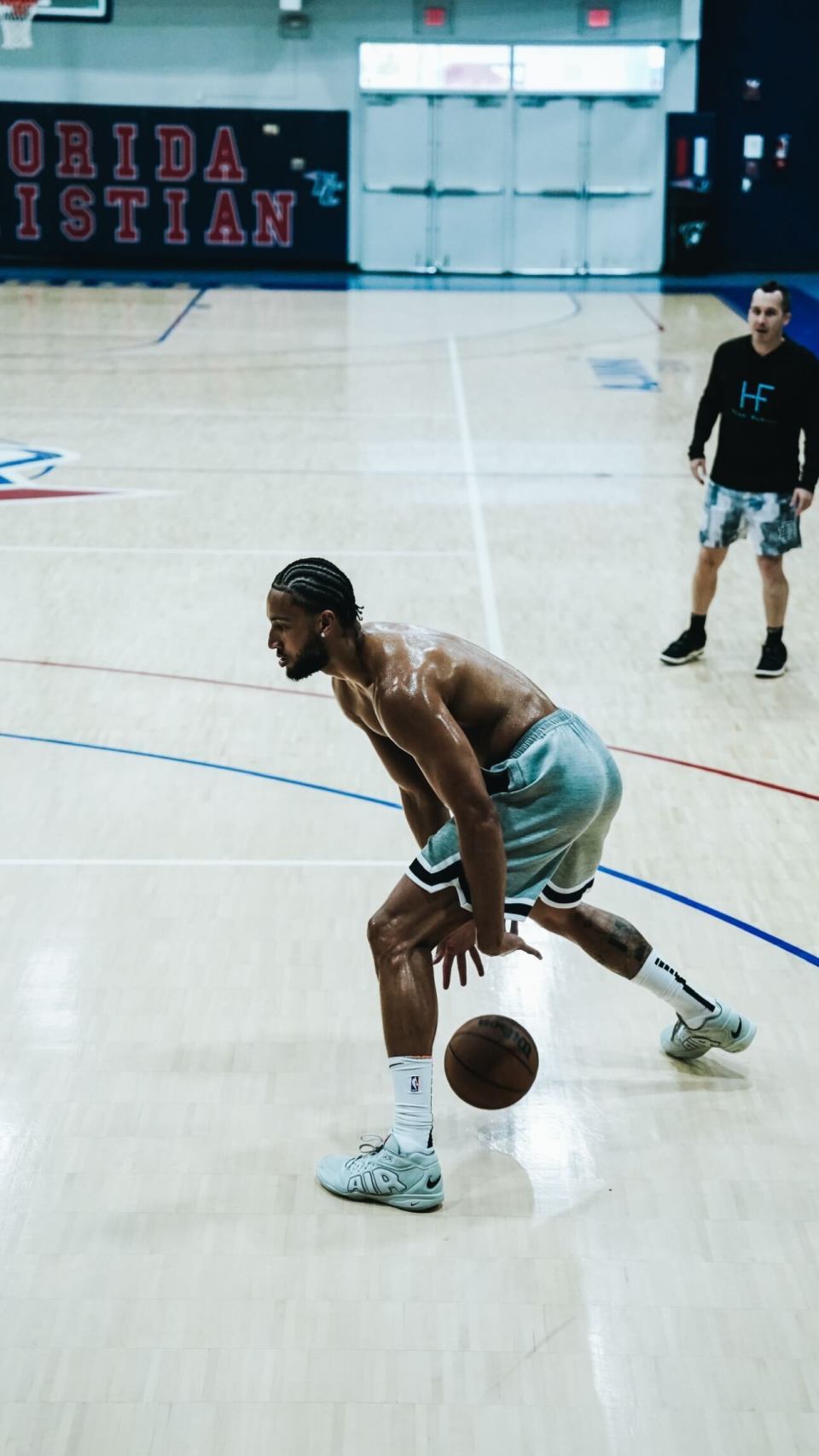 本-西蒙斯再晒训练照:胯下运球大汗淋漓 持球推进快到模糊