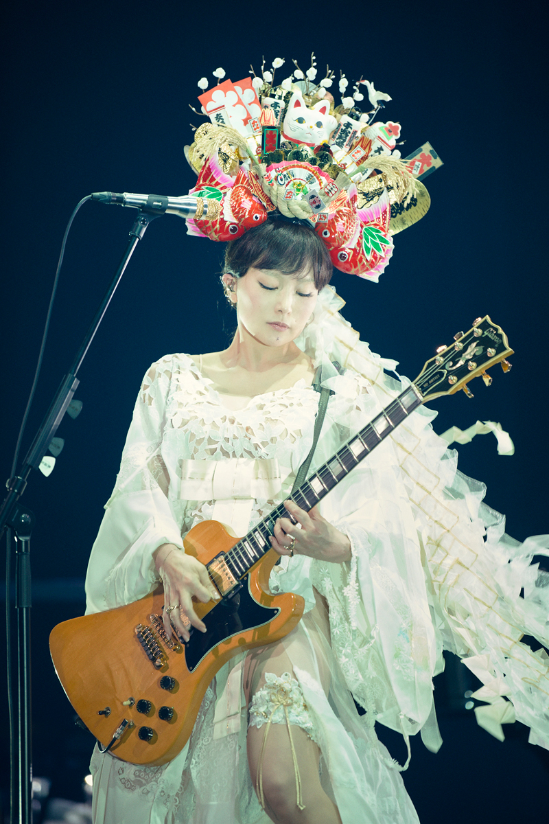 最近,有着苹果女王之称的日本歌手椎名林檎终于推出全新专辑《放生
