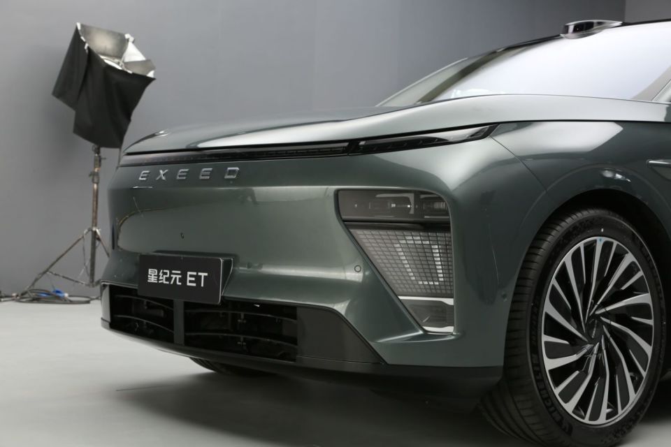 新能源时代的设计看起来非常简约而稳重,新车et采用了封闭式格栅设计