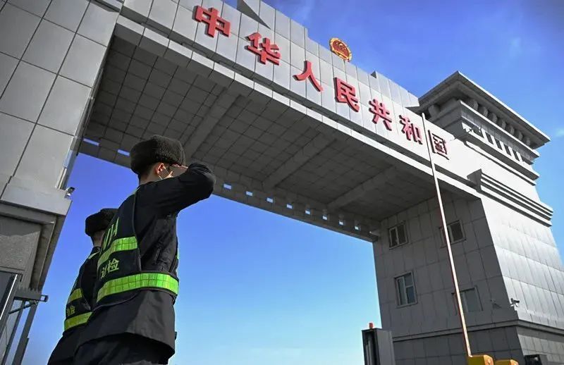 这是3月13日拍摄的新疆塔克什肯口岸.