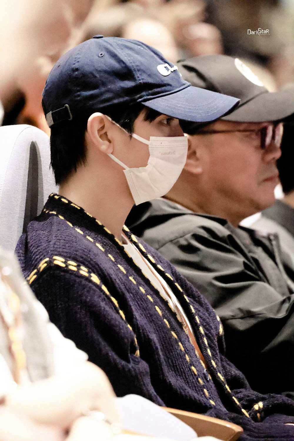 王俊凯去乌镇戏剧节了,戴着口罩和帽子,依旧挡不住帅气_腾讯新闻