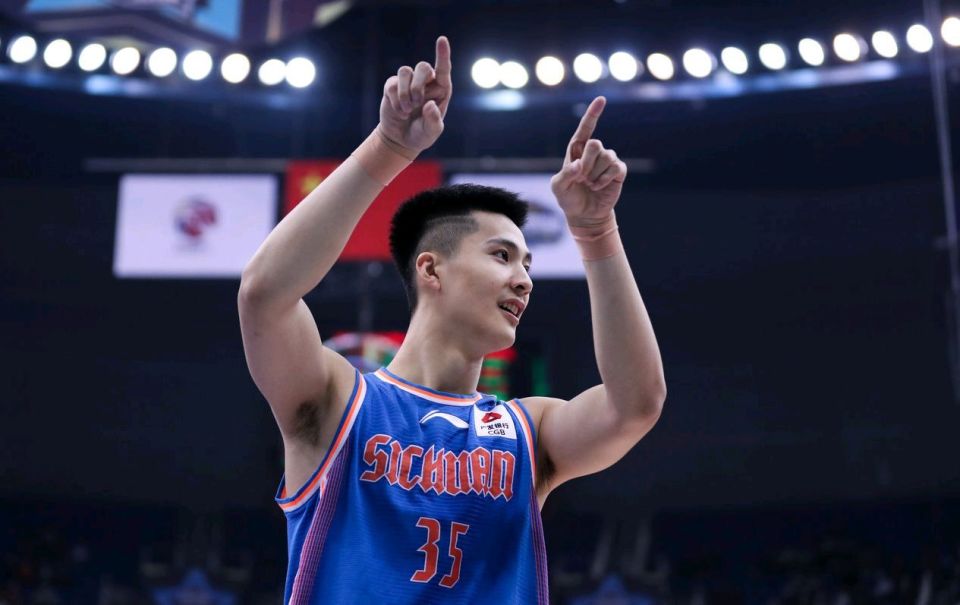 朱松玮为什么不回cba打球?不仅是6倍薪资差距,还有这个原因