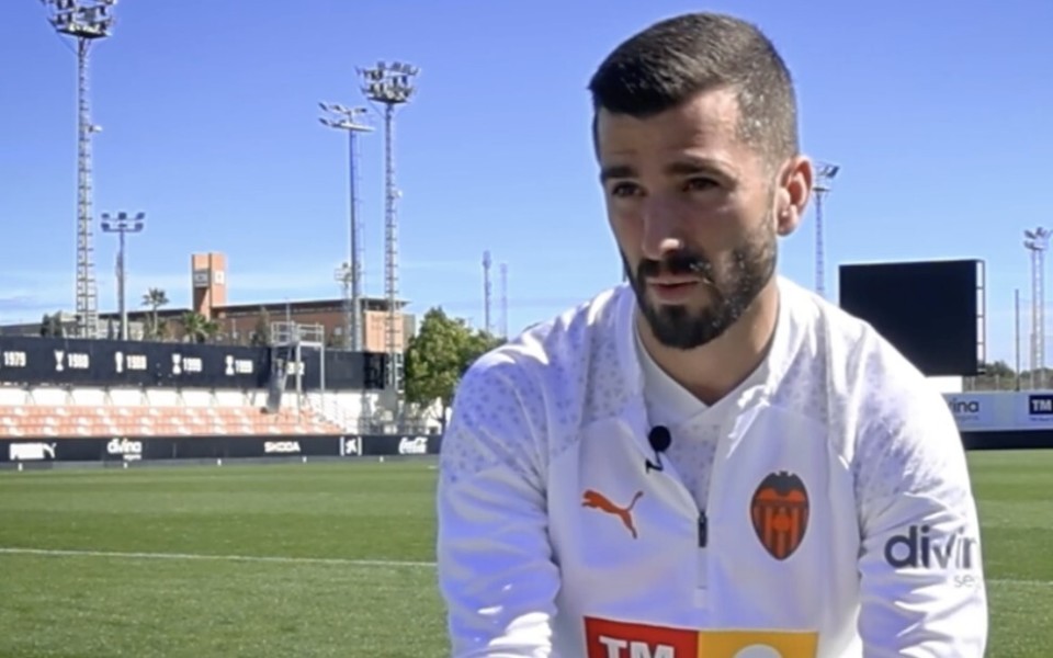 加亚不能因为几个低能儿的行为就说瓦伦球迷都是种族主义者