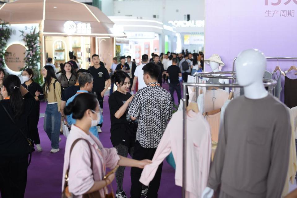 当地优质龙头企业和工厂共同亮相,在展现各地特色产品和品牌的同时,也