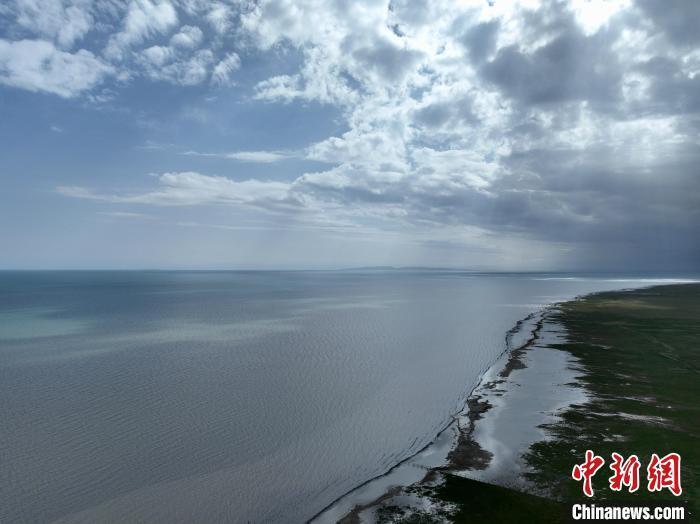 航拍暴風雨來臨前的青海湖仙女灣