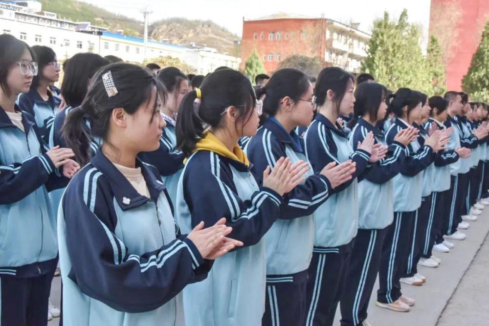 为契机,积极与团组织联合开展形式多的阅读活动,培养同学们的阅读兴趣