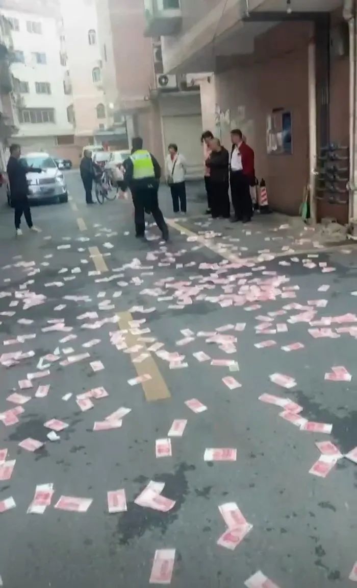 广东广宁一住户从楼上撒钱，当地：家庭琐事导致，没有人哄抢_腾讯新闻