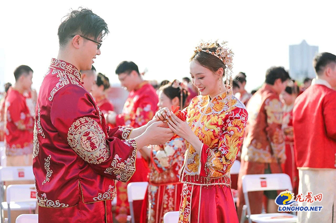中式集体婚礼在南京中华门举行 52对新人感受中式浪漫
