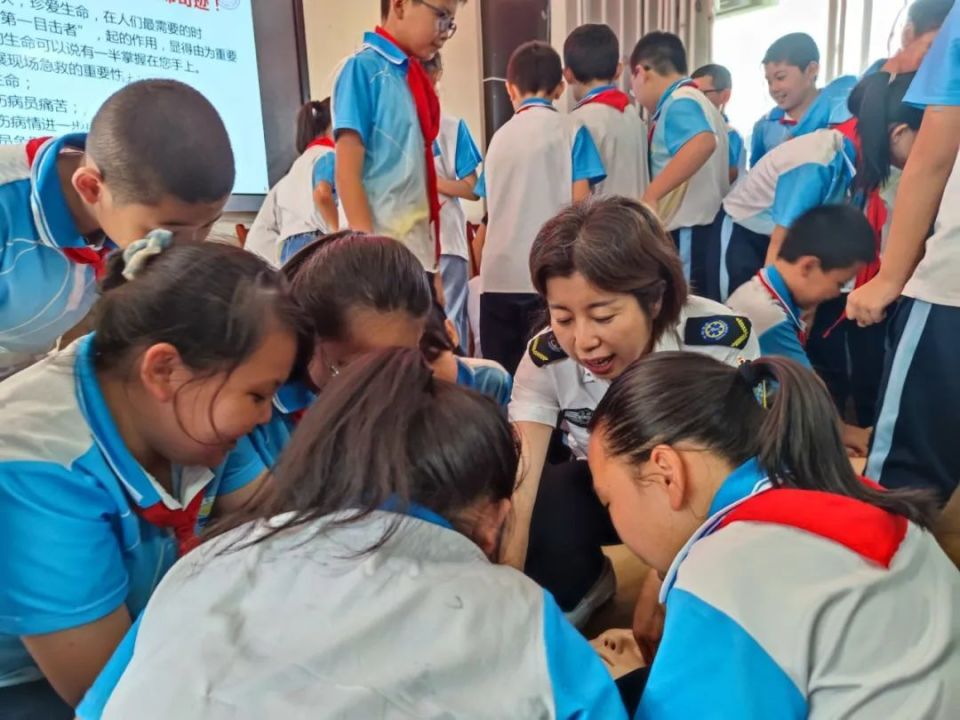 科普促健康携手向未来延安市人民医院120急救站走进延川县南关小学