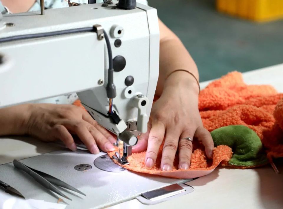 毛绒玩具加工忙 拓宽群众增收路