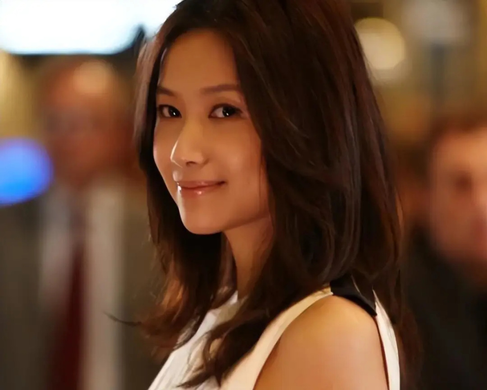 徐静蕾在美国家中画画夸赞李庚希演技出色并逗趣承诺涨工资