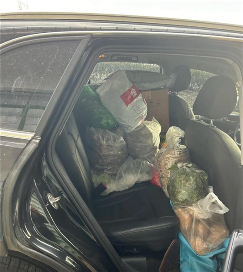 一年一度后备箱大赛又开赛了有人返程时带了活鸡等近200斤物资