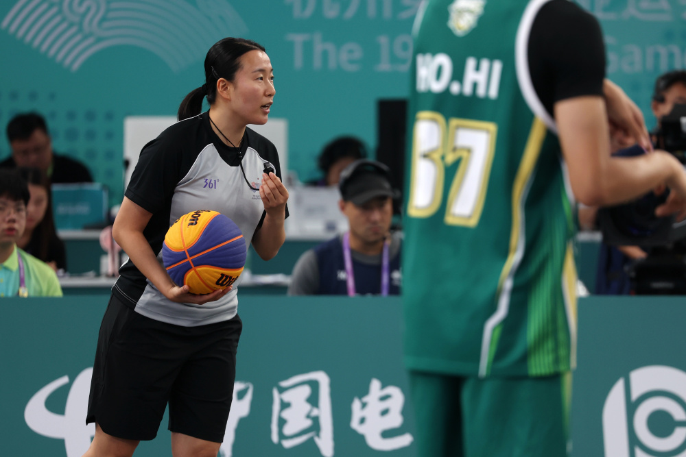 新华社记者 陈斌 摄9月30日,中国澳门队球员何浩然(中)在比赛中.