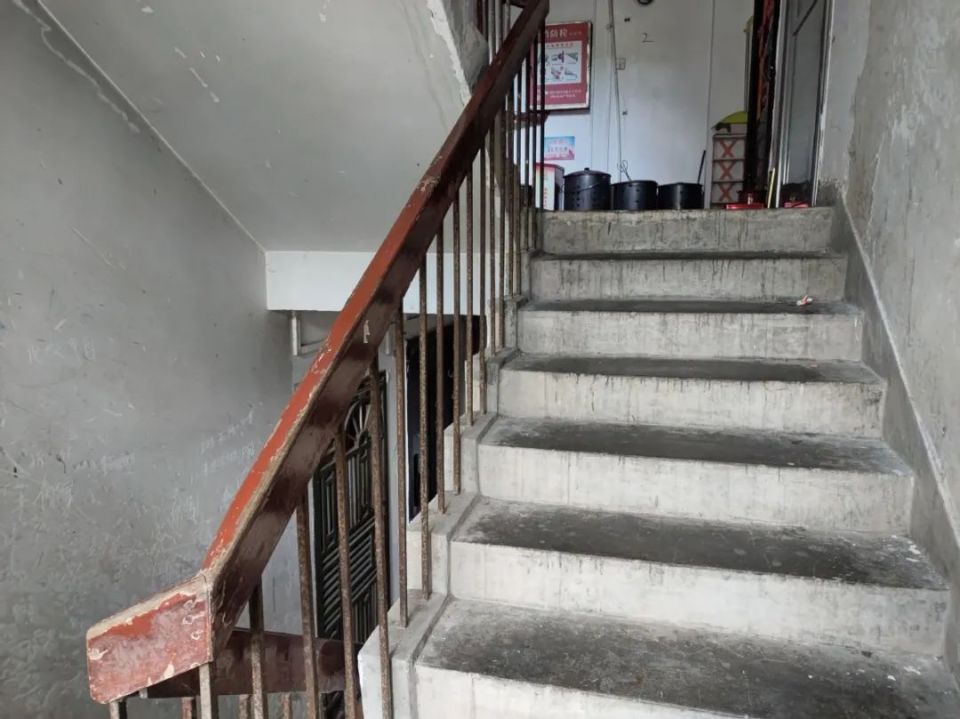 据了解,桂园路7号小区建成年代较早,随着小区"年龄"的增长,楼道墙体