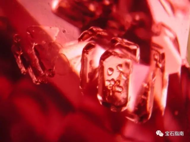 无烧抹谷红宝石中的方解石与磷灰石包裹体无烧抹谷红宝石中的蜜糖色