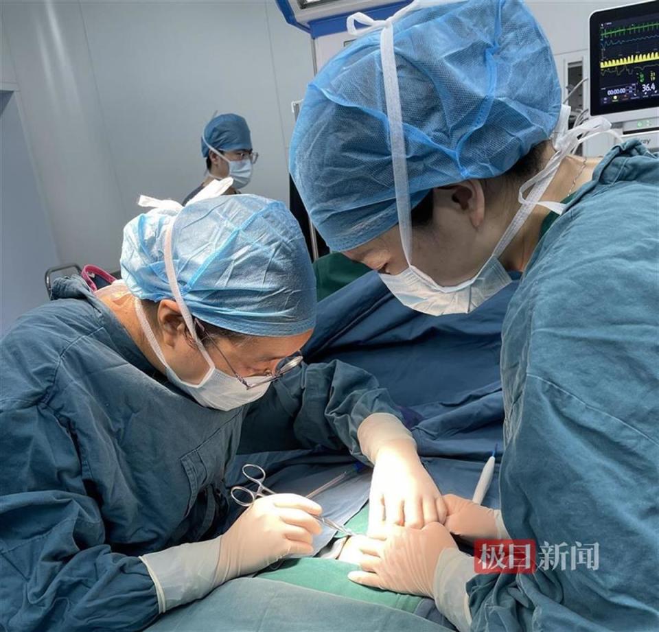 吃减脂餐,每天跑步和爬楼梯,三个月内,曾女士减掉了30斤,2023年9月底