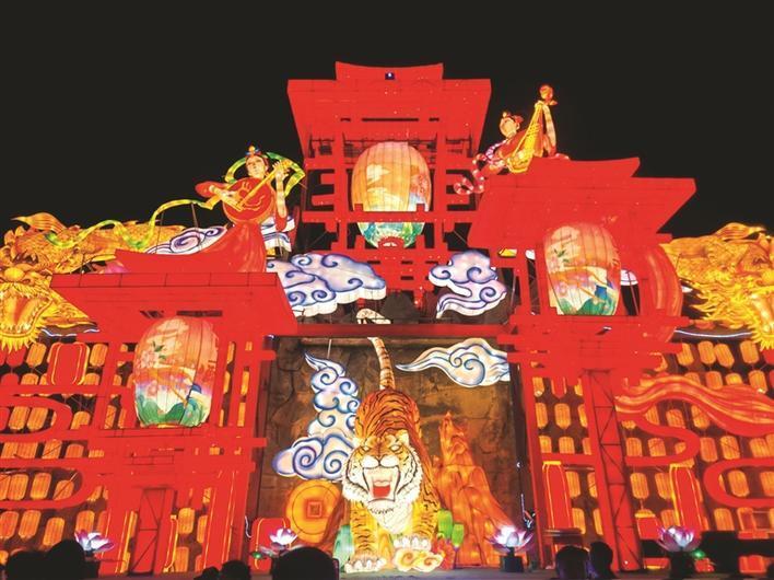 夜幕初降,汾阳市贾家庄生态园内各式各样,五彩缤纷的主题花灯竞相绽放