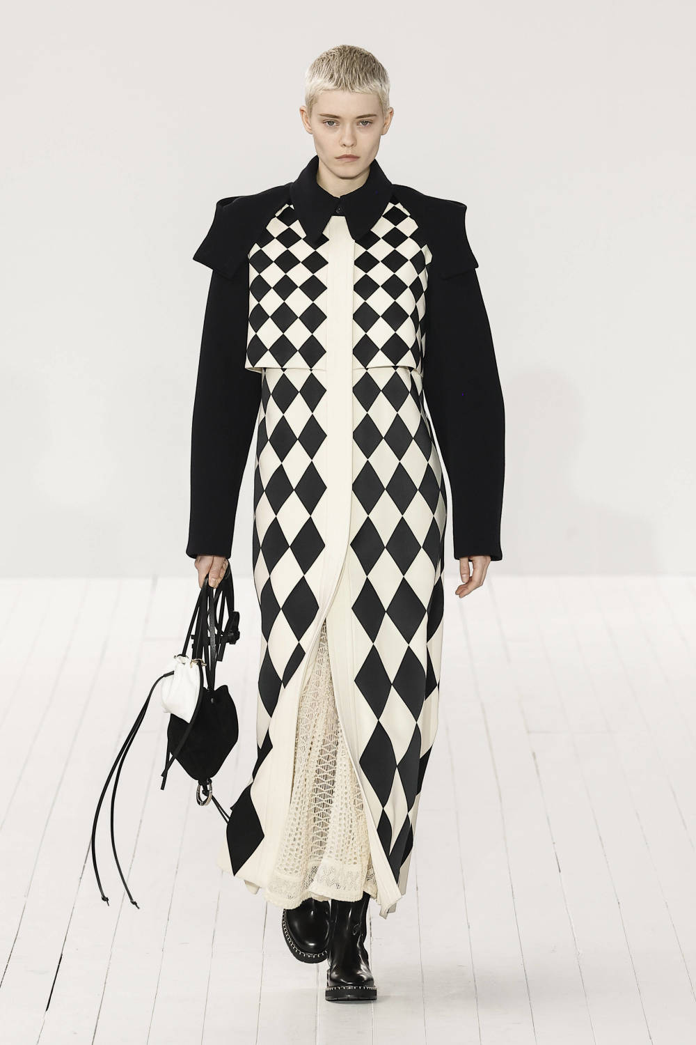 3月2日,模特在法国巴黎时装周上展示蔻依品牌的2023-2024秋冬新款服装