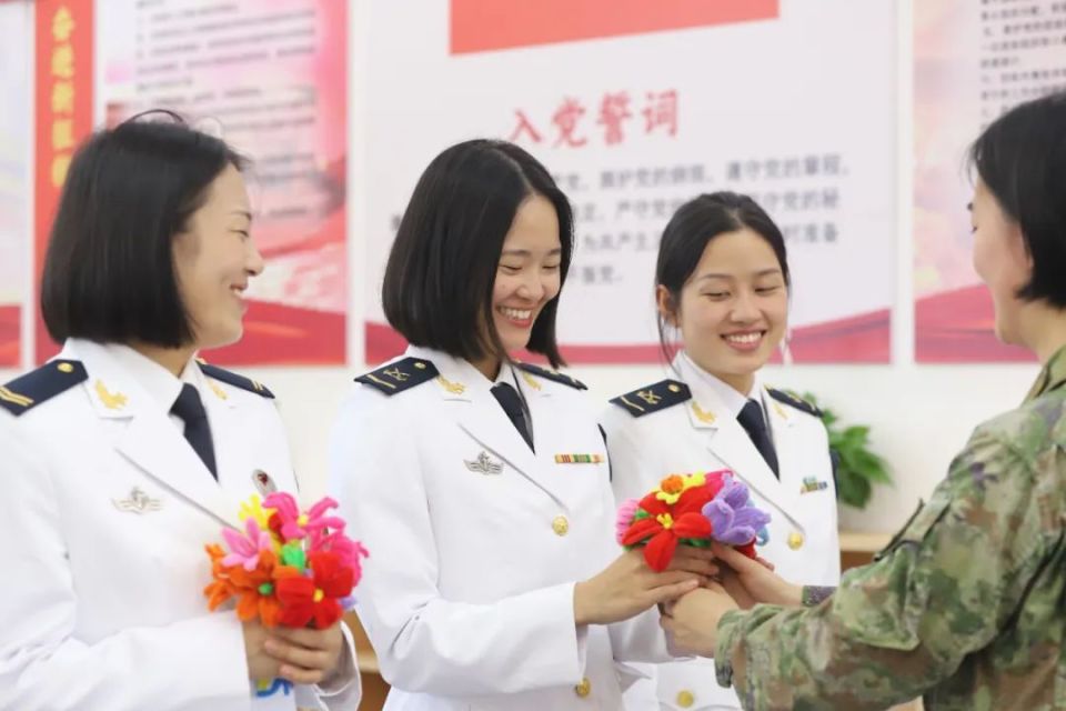 感受温暖与力量今天让我们和中国军人一起传递微笑他们用微笑去面对