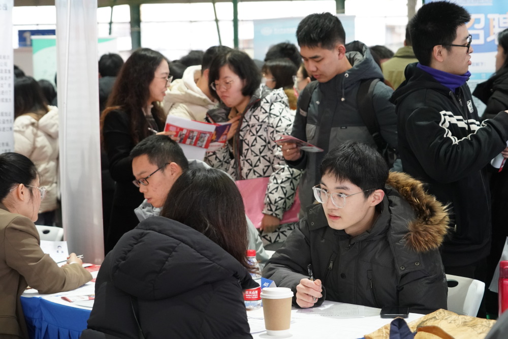 助考研失利错过招聘关键期学生尽早就业沪上高校首场春