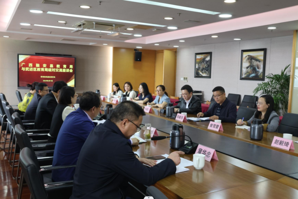座谈会上,江苏省前黄高级中学负责人及融安县高级中学负责人详细介绍