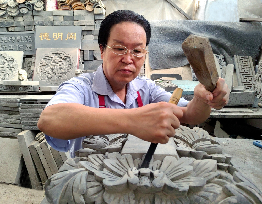 北京四合院砖雕上的很多图案,寄托了人们的美好向往.