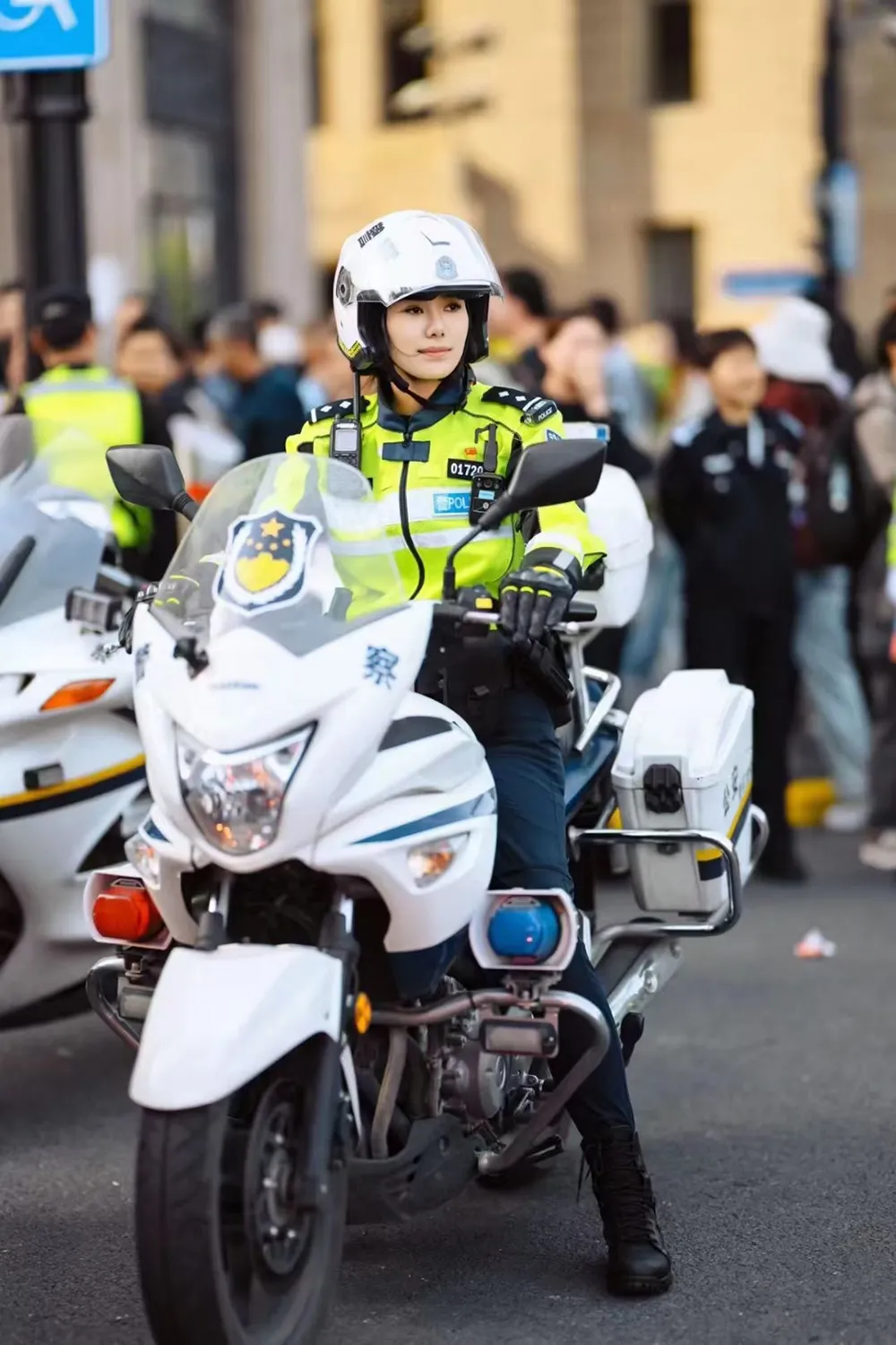 笑容亲和一名骑摩托车的女警闪亮"出圈"其中美丽城市风光的一部分身穿