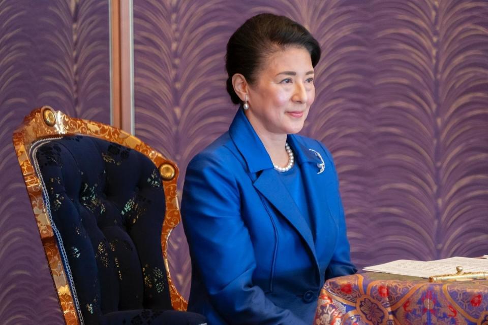 日本皇室举行“讲书始”，61岁雅子高贵大方，爱子全程一动不动大气风范_腾讯新闻