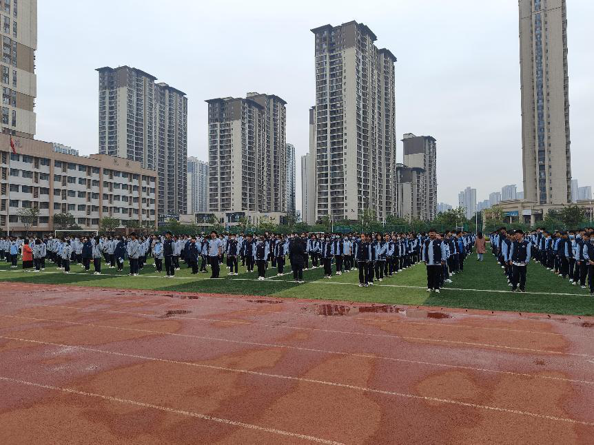 居安思危防震未然霞飞路中学郑州八中管城校区开展地震应急避险演练