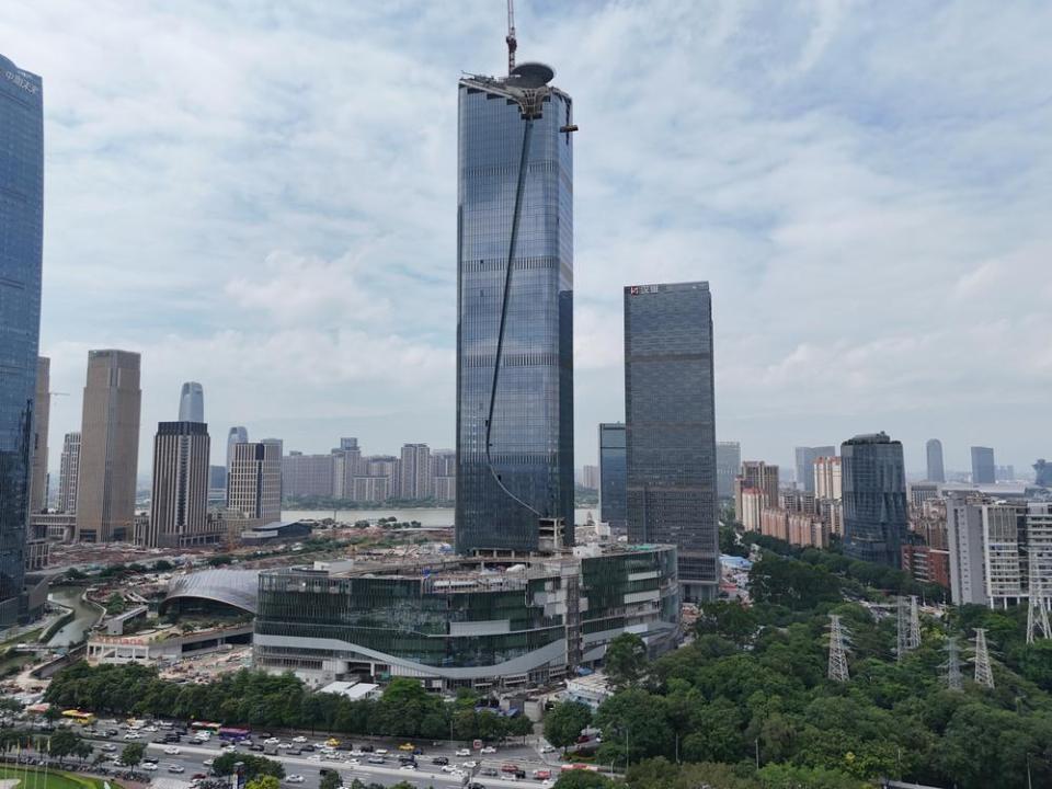 25万㎡,是广州近年来较为罕见的突破320米的超高层建筑.