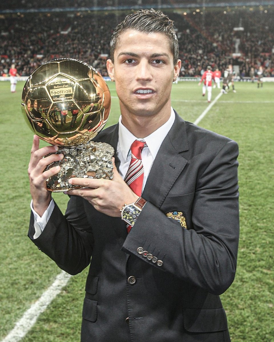 15年前的今天,c罗拿到了他人生第一座金球奖,也是英超最后一个