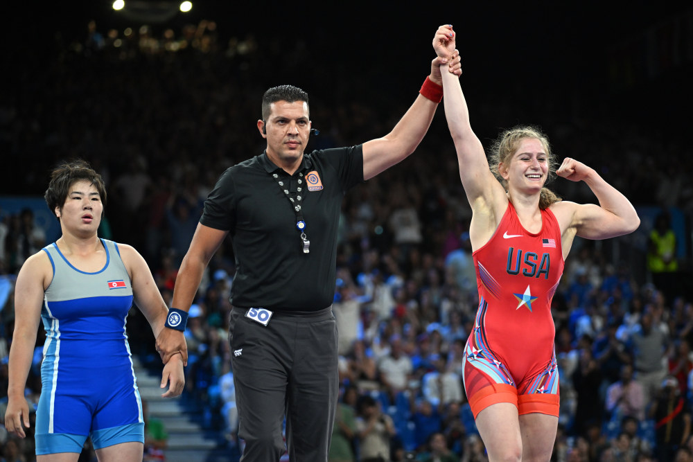 8月5日,裁判宣布美国选手埃洛尔(右)战胜朝鲜选手朴率琴.