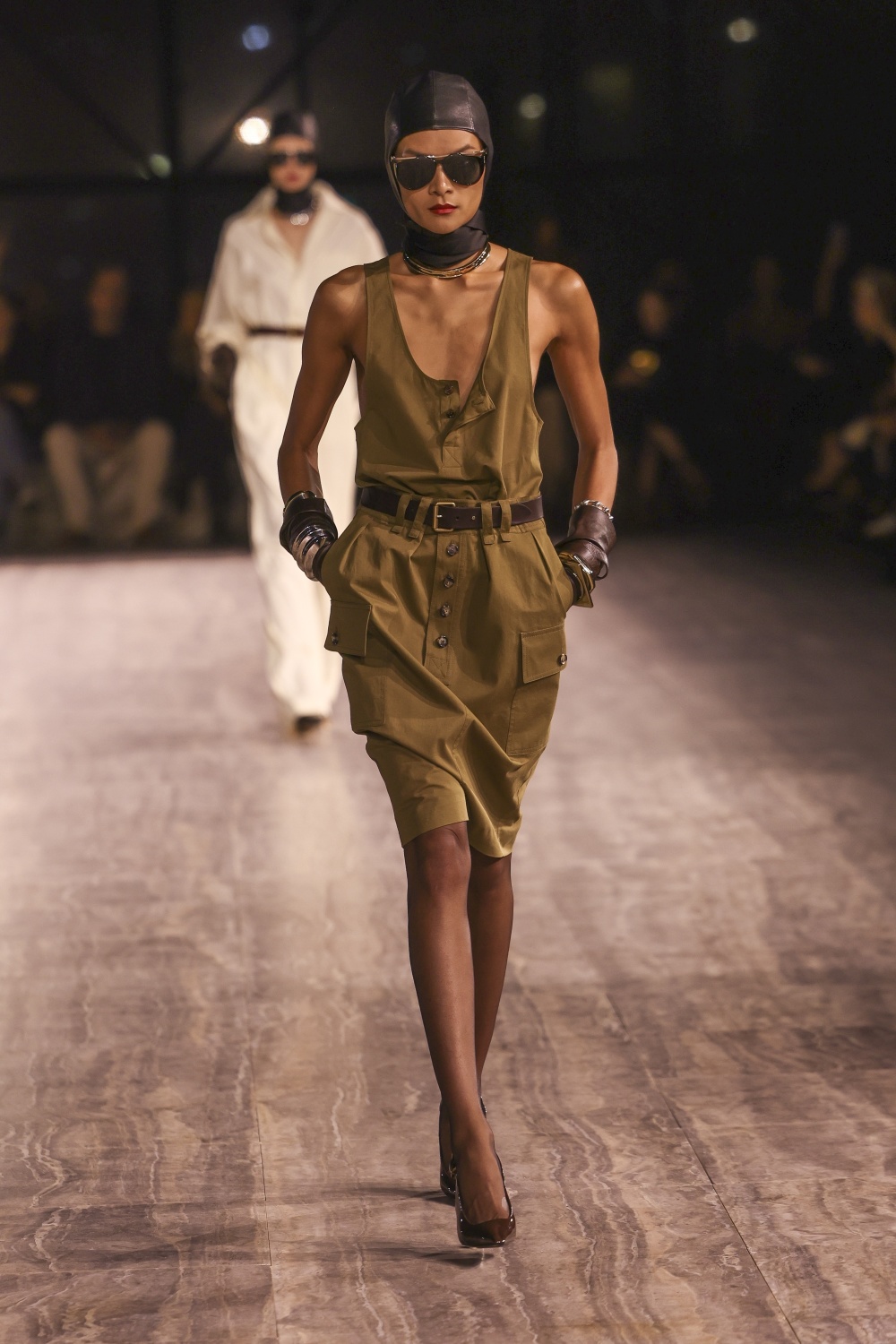 9月26日,模特在法国巴黎时装周上展示圣罗兰品牌的2024春夏新款时装.