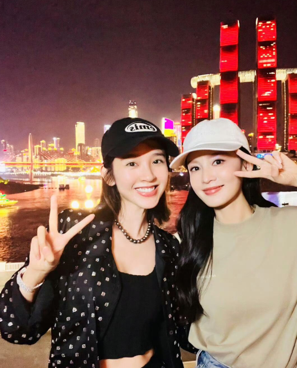 前几日张若昀与李沁去重庆工作,实际上唐艺昕也跟着去了,事后唐艺昕还