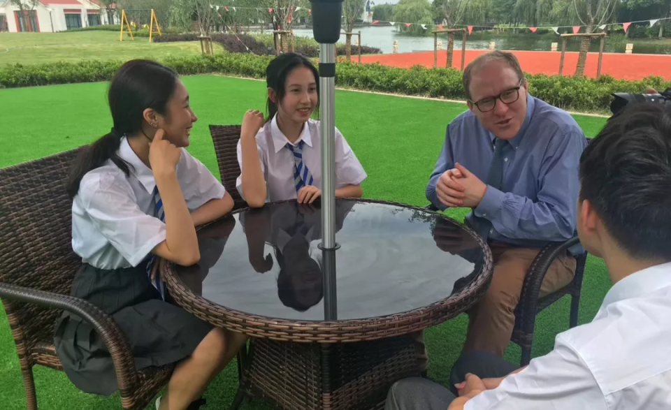 一群转换赛道的高中生,如何在"反内卷"的同时,迈入世界名校?