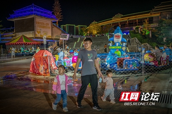 就会有不少市民就来到通道县县城中心的萨岁广场逛夜市,赏夜景