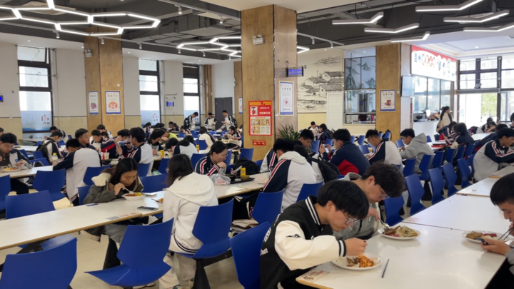 为此,在设计生活区的食堂上善坊时,学校就开始向师生,家长征求意见