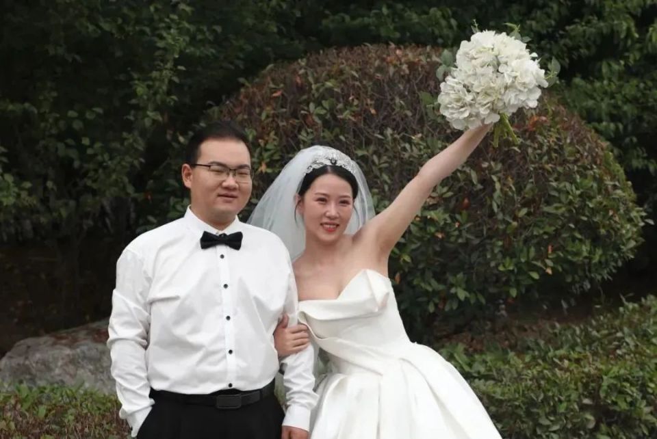 今天,马滢为阜阳16对新人主婚!
