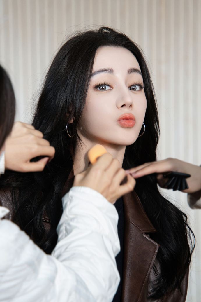 迪丽热巴新剧开机晒美照,嘟嘴卖萌甜如少女,和黄景瑜再传绯闻