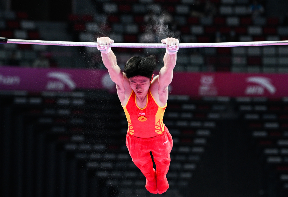 4月13日,江苏体操队选手侍聪在男子个人全能单杠比赛中.最终他以162.