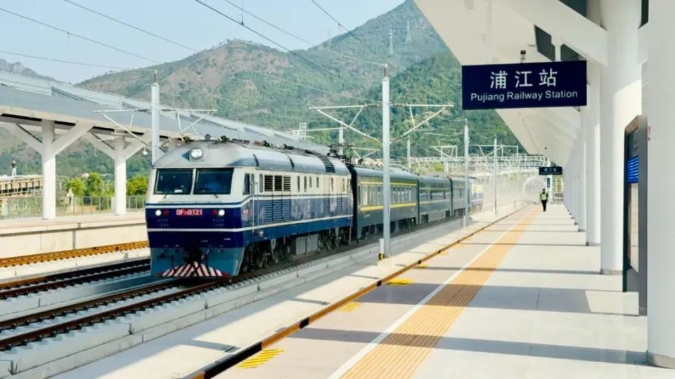 铁路建成运营后杭州,金华,台州,温州等地丰富的旅游资源将串联成线