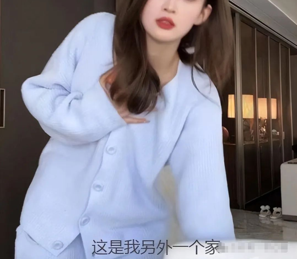 多次在王思聪家里开直播,并且非常大方地给网友展示王思聪豪宅内景,还