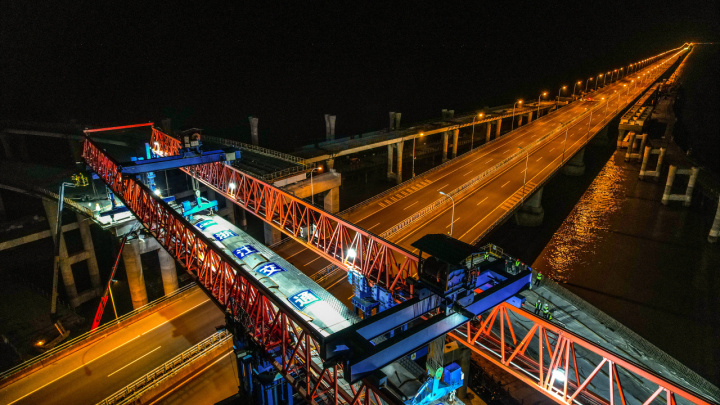 亚洲最大海上互通首条匝道今晨成功上跨金塘大桥