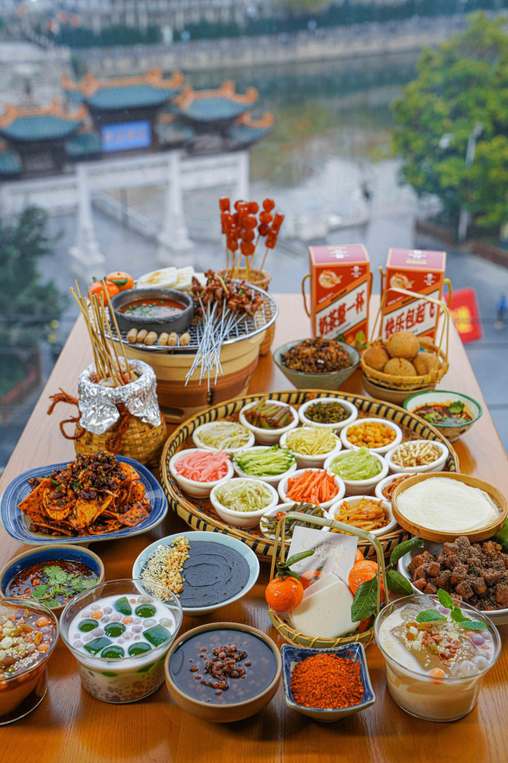 贵州美食实在多元,很难一一细数,9个市州都各有特色,例如安顺丝娃娃