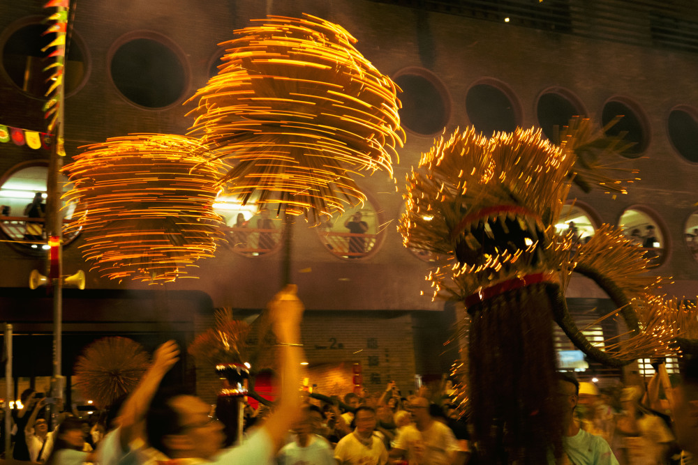 龙身燃 锣鼓起——香港举行"大坑舞火龙"活动-腾讯新闻
