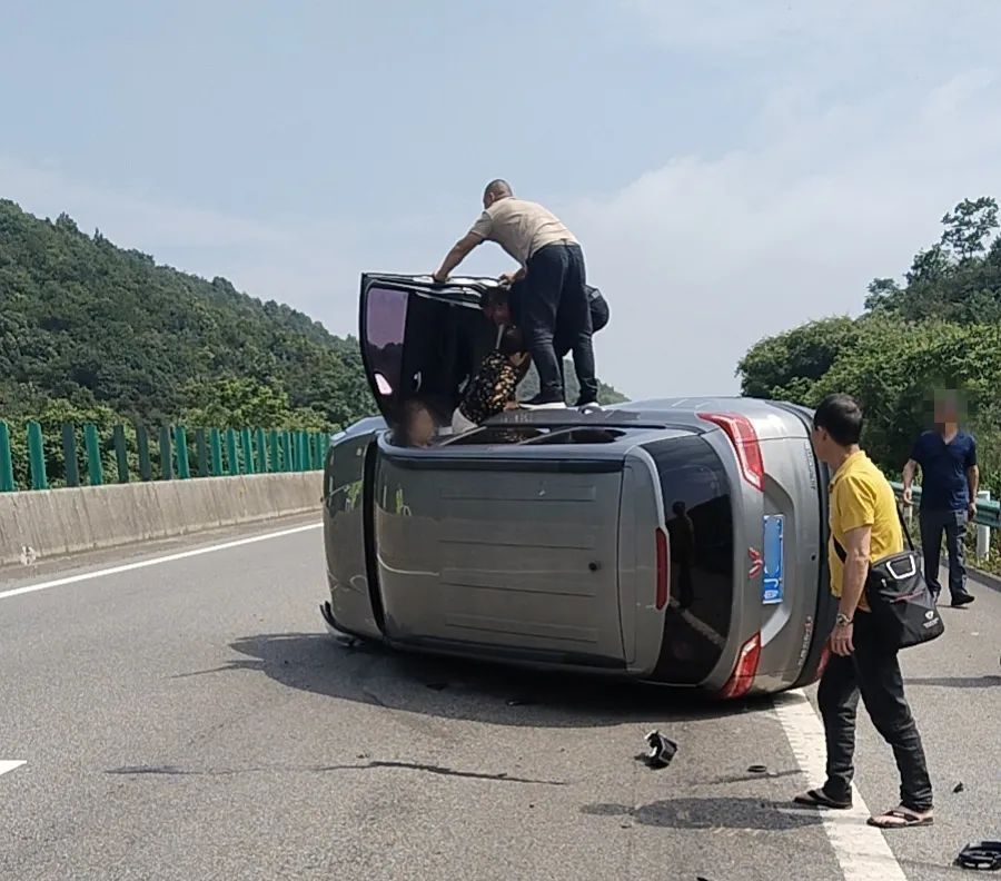 刀片式超车!害人害己!